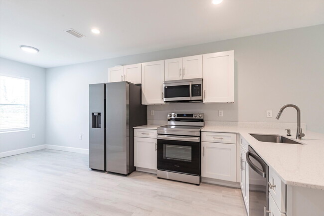 Building Photo - BRAND NEW Construction, 3 bed / 2 bath Ren...