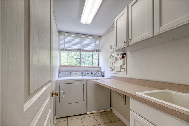 Building Photo - Fox Chapel Luxury Townhome, 4 Bedrooms, 3.5 Bathrooms, 3 Care Garage, Finished Basement.