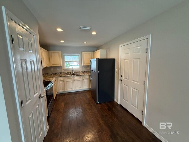 Building Photo - 912 Sentinel Cir