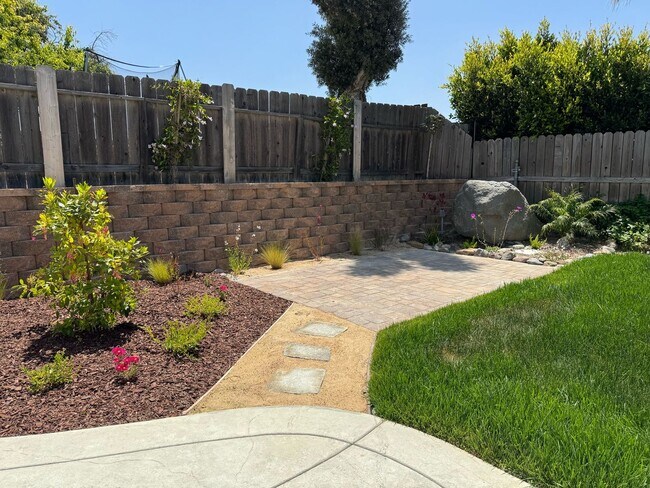 Building Photo - 3 Bedroom 2.5 Bath Home Near Lake Calavera!