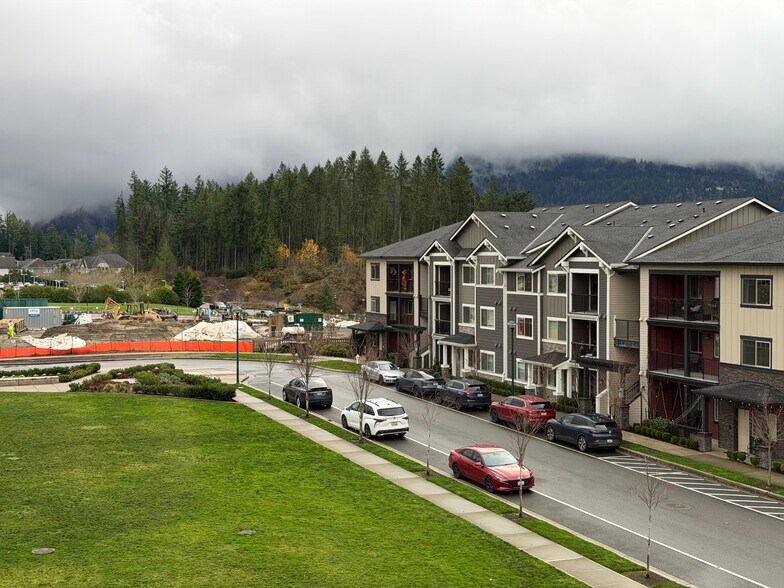 Building Photo - 540 NE Daisy Walk