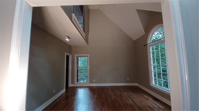 Building Photo - 5190 Southlake Dr