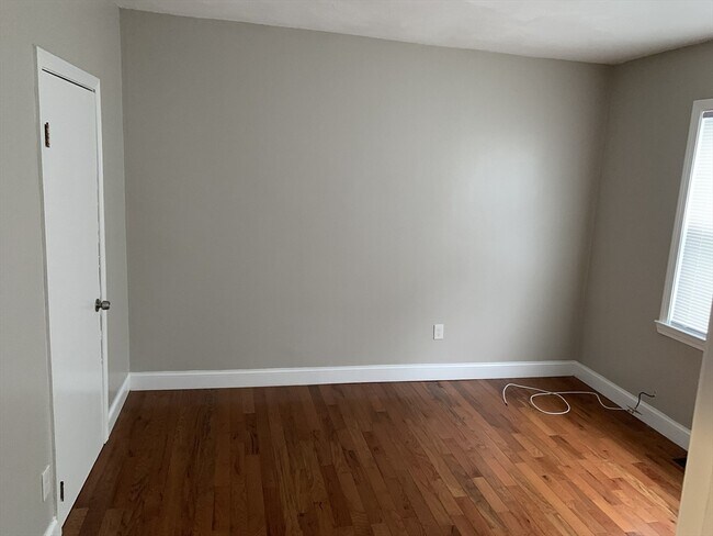 Building Photo - 15-17-17 Lorna Rd