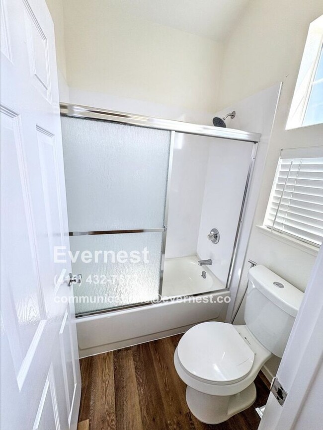 Building Photo - Lovely 2-Bedroom Townhome: Comfort and Con...