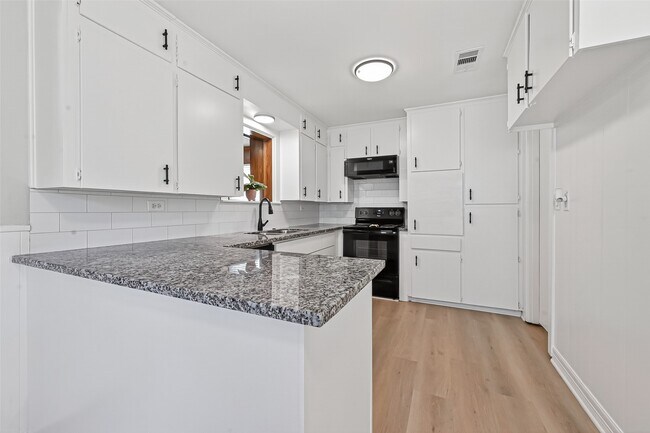 Building Photo - 729 Loggins Dr