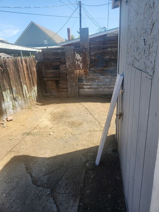 Building Photo - E. Walnut 2br 1 ba w/d hookup