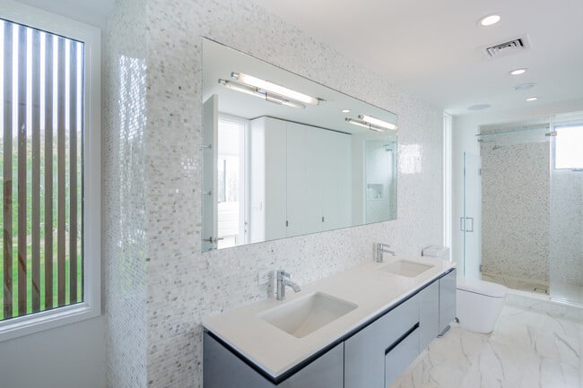 Building Photo - 43 Surfside Ave