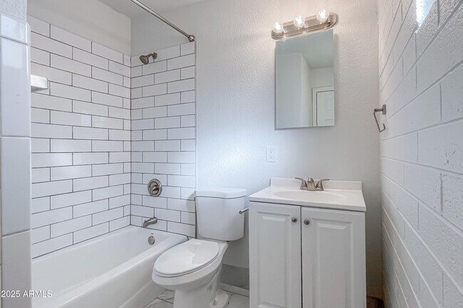 Building Photo - 1219 S Farmer Ave