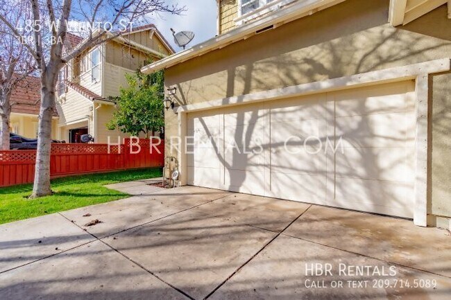 Building Photo - 485 W Viento St