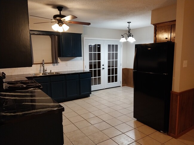 Building Photo - 608 Mayflower Ln