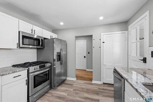 Building Photo - 33 Maple St