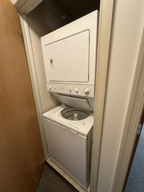 Building Photo - 1017 Hot Pt Cmns