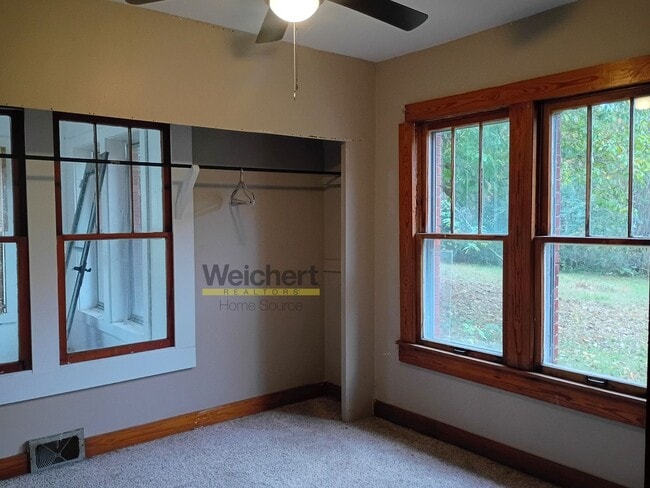 Building Photo - 3BR Home with Basement, Screened Porch & Garage