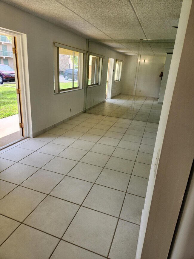 Building Photo - 600 Village Green Ct