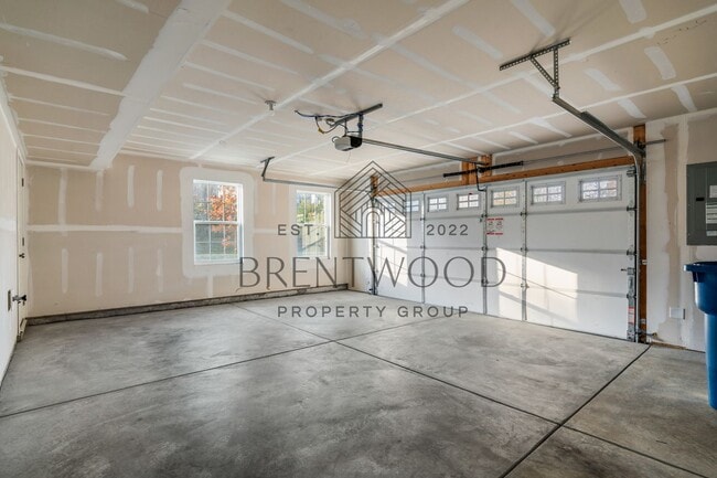 Building Photo - Move-In Ready Modern Townhome in Sought-Af...