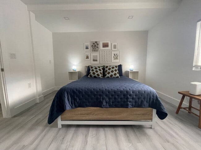 Building Photo - 2802 SW 21st St