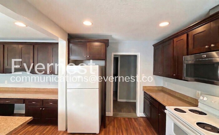 Building Photo - 1300 S Lyerly St