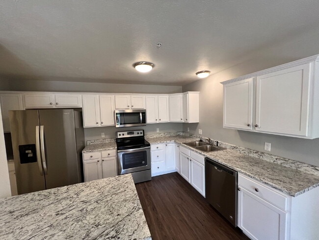 Building Photo - 3BR/2.5BA Townhouse Move-in Special**