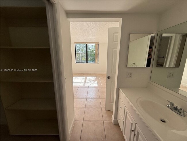 Building Photo - 10875 SW 112th Ave