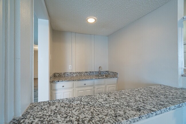 Building Photo - 1121 Via Del Rey