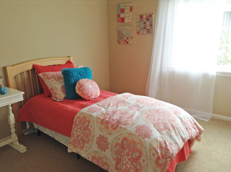2nd upper bedroom - 12713 Greenwood Ave N
