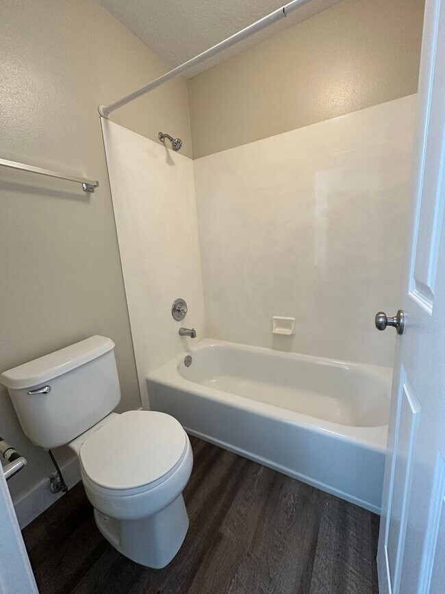 Building Photo - Condo in County Woods HOA