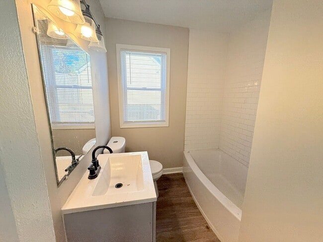 Building Photo - This beautifully updated 3-bedroom, 1-bath...