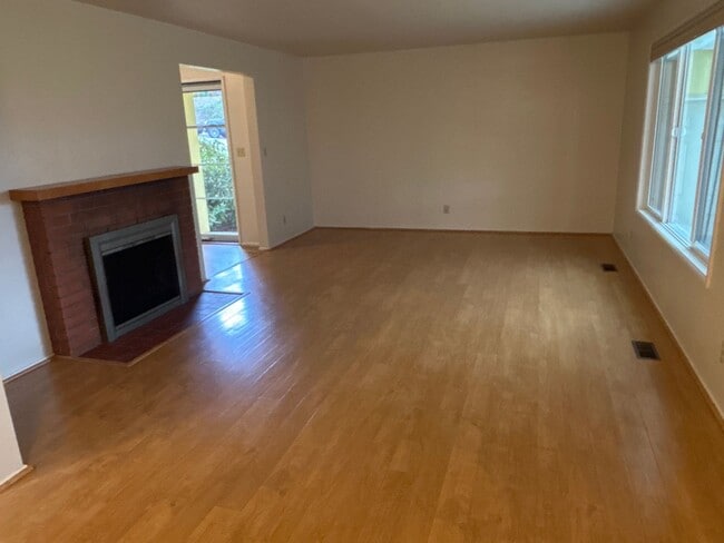 Building Photo - HALF OFF FEBRUARY RENT! 3 Bedroom 1.5 Bath in Desirable NW Corvallis