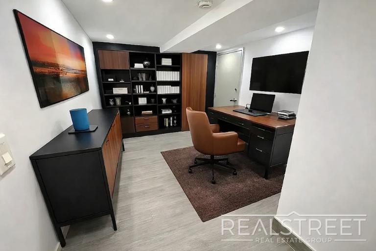 Building Photo - Central Avenue