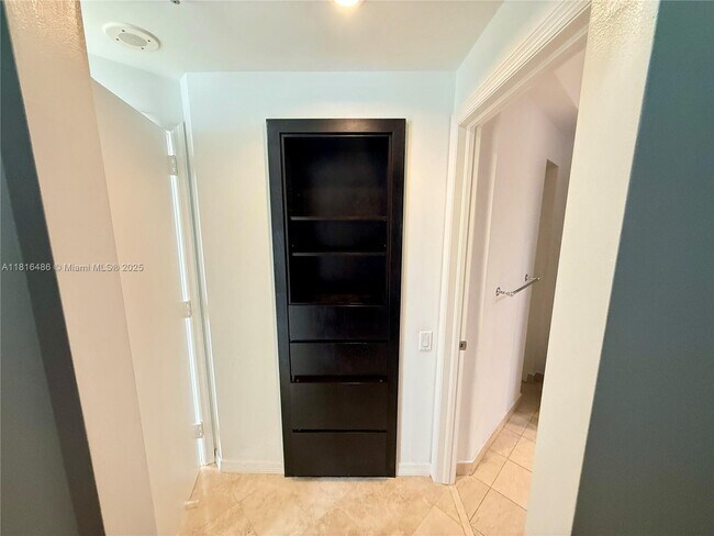 Building Photo - 808 Brickell Key Dr