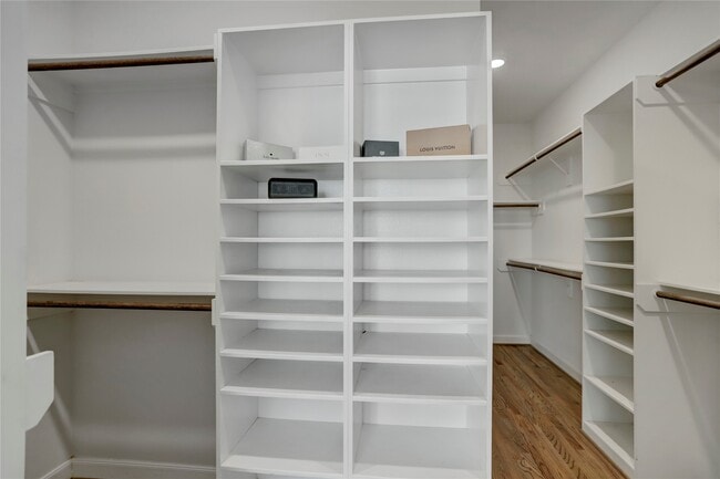 Building Photo - 954 W 18th St