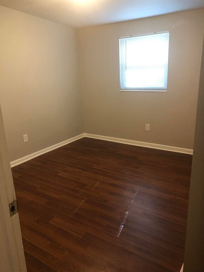 Building Photo - 4 Bedroom 2 Bath