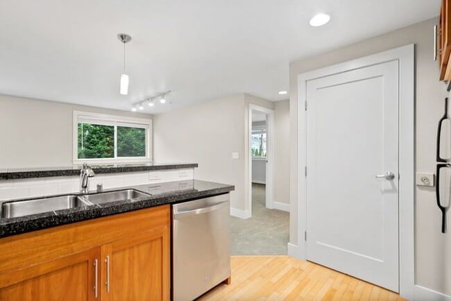Building Photo - Fabulous Urban Retreat Condo in Celebrated...