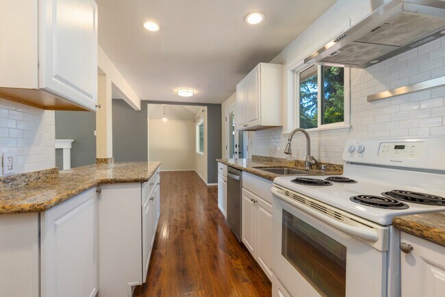 Building Photo - Light-Filled 3BR Home w/ Large Fenced in Yard