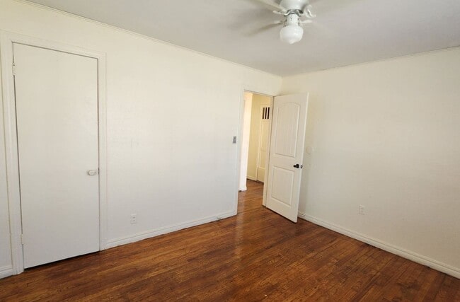 Building Photo - 2 bed 1 bath with laundry room