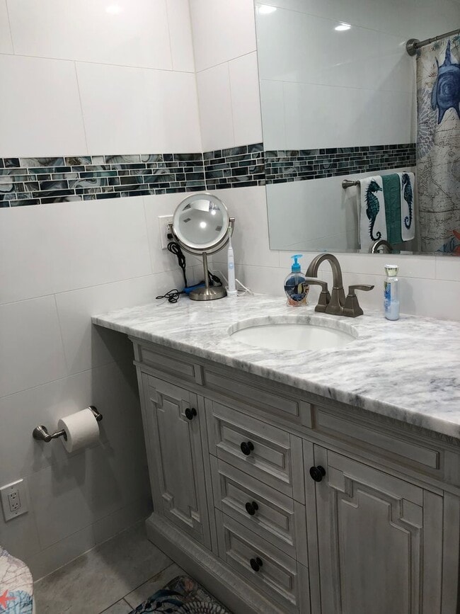 Building Photo - EASTWOOD SHORES TOWNHOUSE