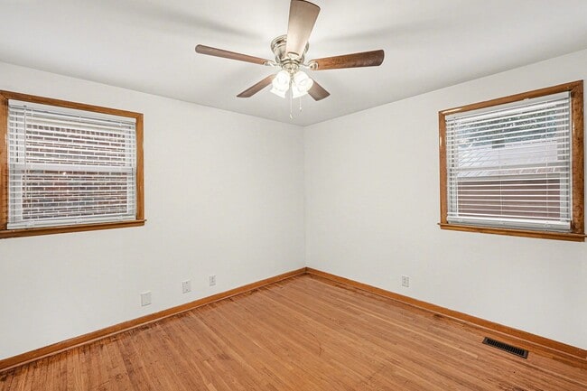 Building Photo - 3 Bedroom w/Den, 2.5 Bath-