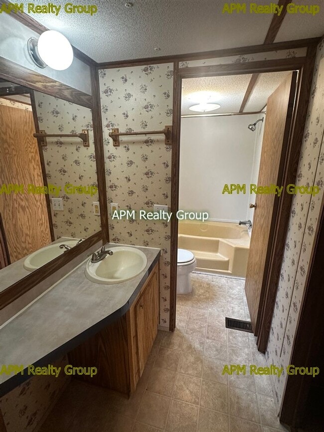 Building Photo - Private Country Feel Close to Downtown