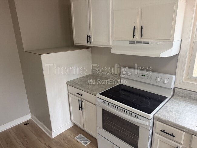 Building Photo - 303 2nd St