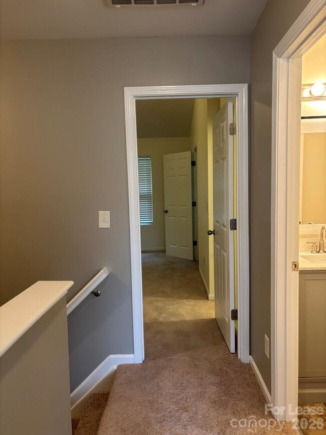 Building Photo - 18 Sharpstone Ln