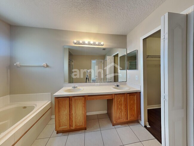 Building Photo - 15312 Starleigh Rd