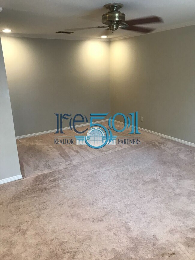 Building Photo - Pleasant Valley Condo