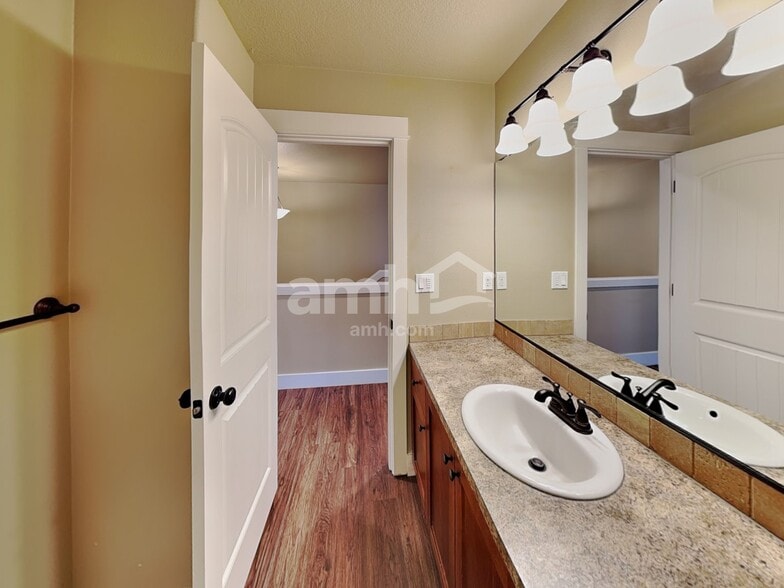 Building Photo - 458 Tulip Ave