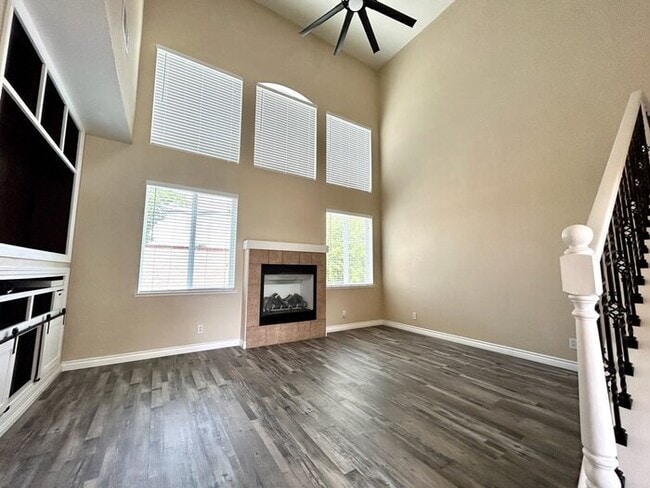 Building Photo - Gated Community! Beautiful 3bd/2.5bth in F...