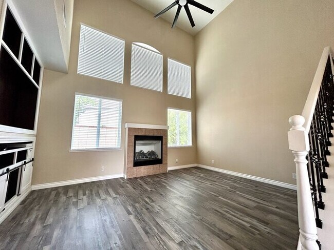 Building Photo - Gated Community! Beautiful 3bd/2.5bth in Folsom