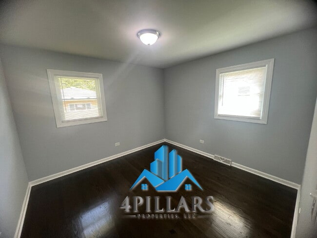 Building Photo - "Charming 2-Bedroom Gem with Finished Basement & Gleaming Hardwood Floors in Hammond!"