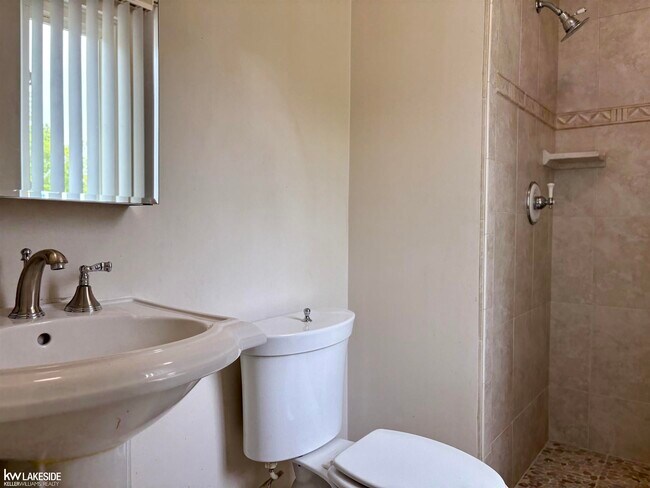 Building Photo - 3550 Kings Point Dr