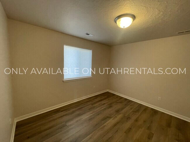 Building Photo - 802 E 1400 S