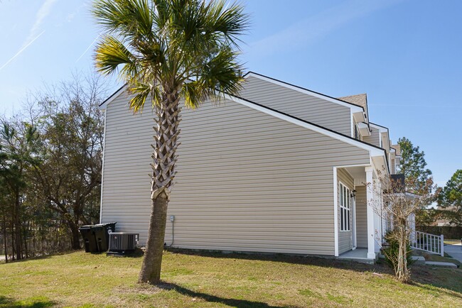 Building Photo - Three Bedroom Townhome