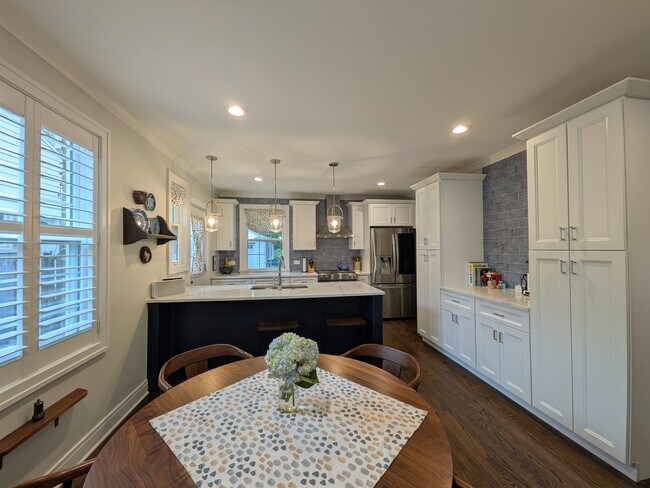 Building Photo - 2741 Lincolnwood Dr